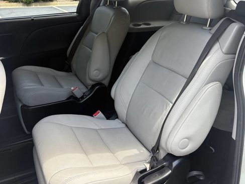 Used 2017 Toyota Sienna Limited Premium FWD image 35