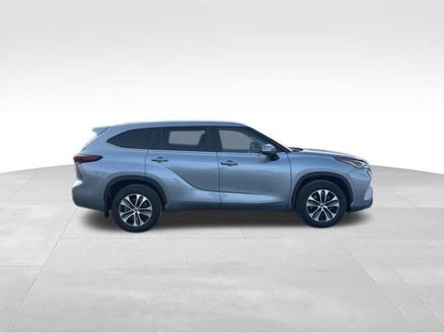 Certified 2024 Toyota Highlander XLE image 6