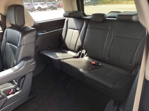 Used 2022 Ford Expedition XLT image 12