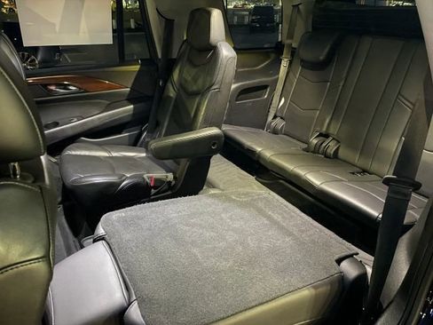 Used 2018 Cadillac Escalade Luxury image 5