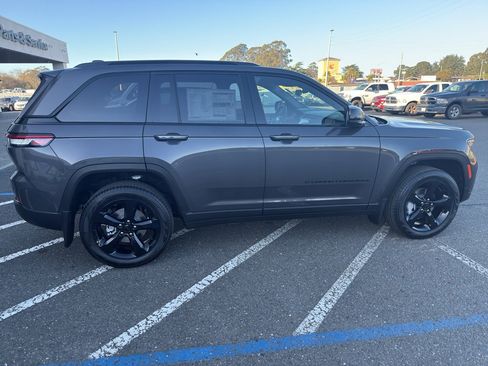 New 2025 Jeep Grand Cherokee Limited w/ Luxury Tech Group II image 20