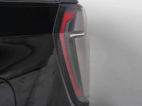 Used 2025 Chevrolet Suburban Premier RWD image 8