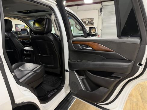 Used 2017 Cadillac Escalade Luxury Sport Utility 4D RWD image 18