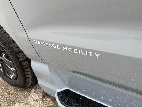 Used 2025 Toyota Sienna XSE image 11