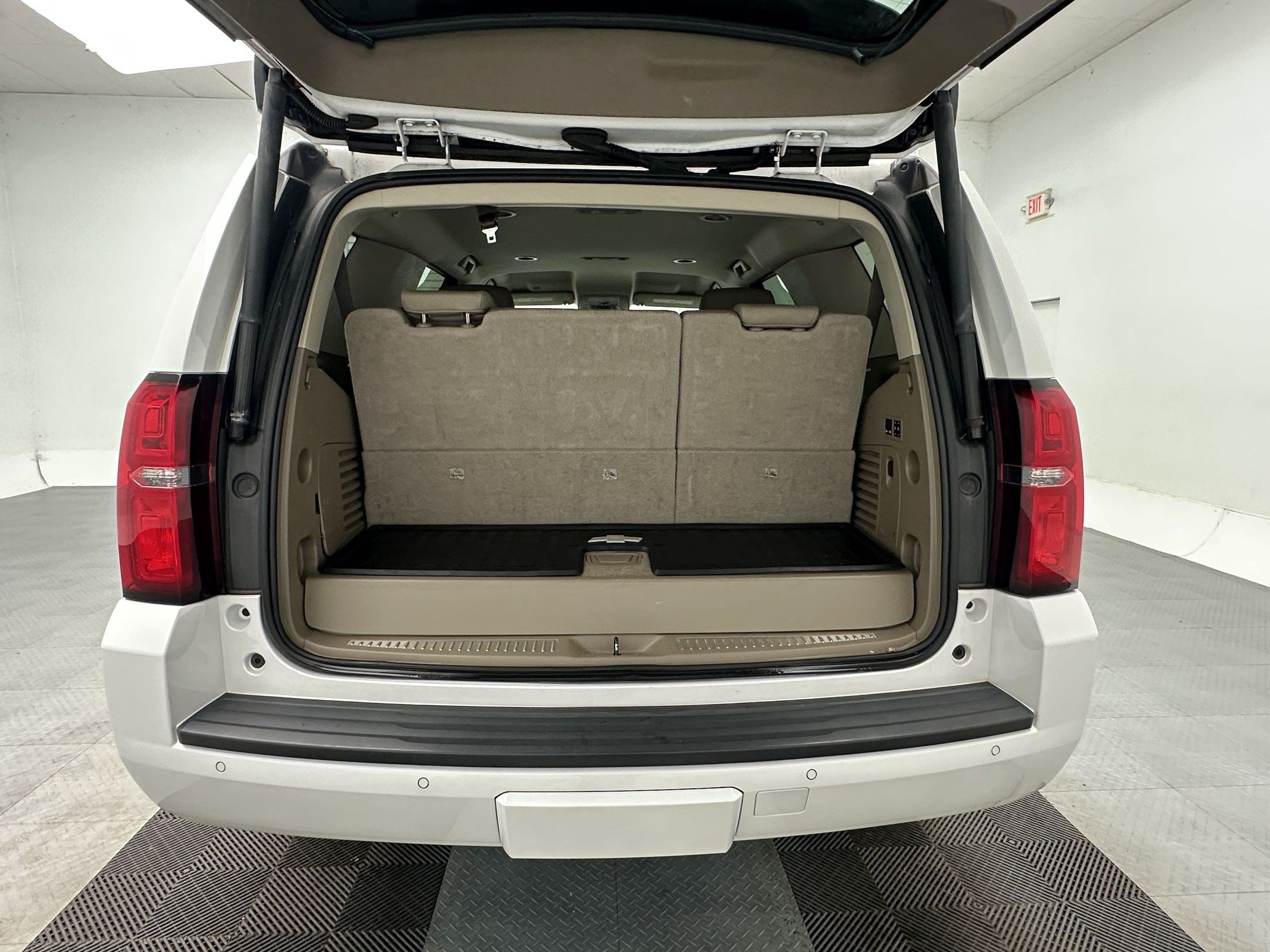 Certified 2020 Chevrolet Tahoe LT w/ Luxury Package AWD/4WD image 25