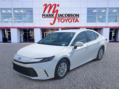 Used 2026 Toyota Camry LE w/ Convenience Package FWD image 1