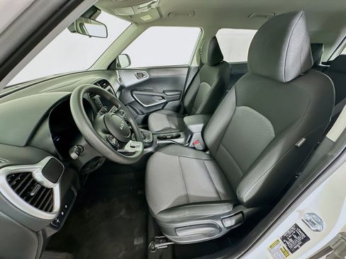Used 2025 Kia Soul LX w/ LX Technology Package image 13