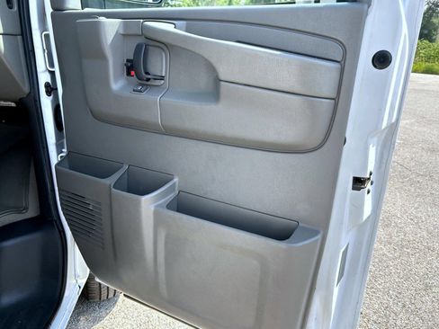 Used 2006 Chevrolet Express 3500 Passenger w/ LT Preferred Equipment Group RWD image 14