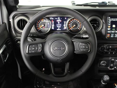 Used 2023 Jeep Gladiator Sport AWD/4WD image 19