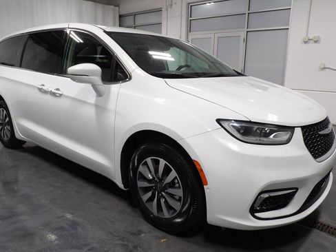 Used 2022 Chrysler Pacifica Touring-L w/ Uconnect Theater Family Group image 2