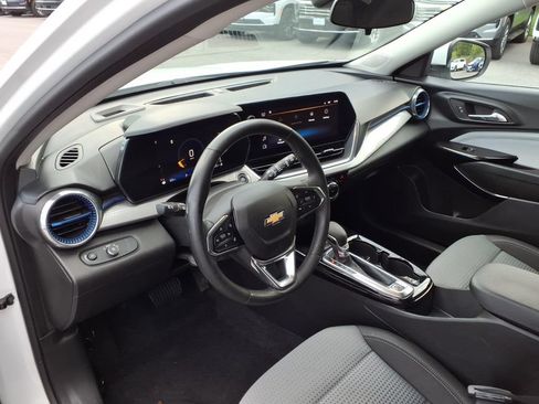 Certified 2024 Chevrolet Trax LT w/ LT Convenience Package FWD image 13