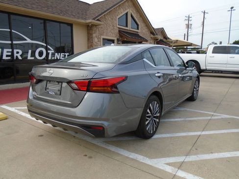 Used 2024 Nissan Altima 2.5 SV FWD image 8