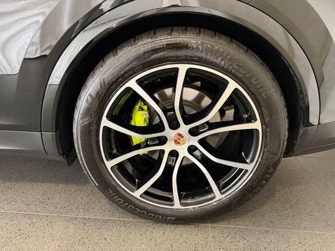 Certified 2025 Porsche Cayenne E-Hybrid Coupe AWD/4WD image 11