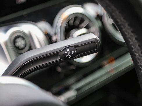 Used 2021 Mercedes-Benz GLB 250 w/ Premium Package image 19