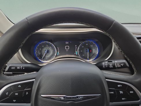 Used 2023 Chrysler Pacifica Touring-L FWD image 15