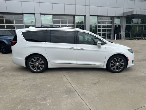 Used 2017 Chrysler Pacifica Limited FWD image 8