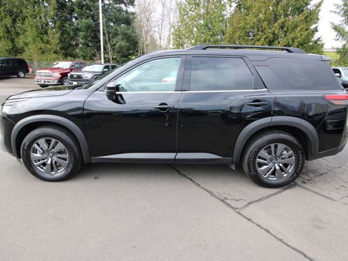 Used 2024 Nissan Pathfinder SV w/ SV Premium Package image 6