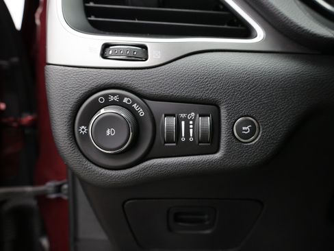 Used 2019 Jeep Cherokee Latitude Plus w/ Comfort/Convenience Group FWD image 26