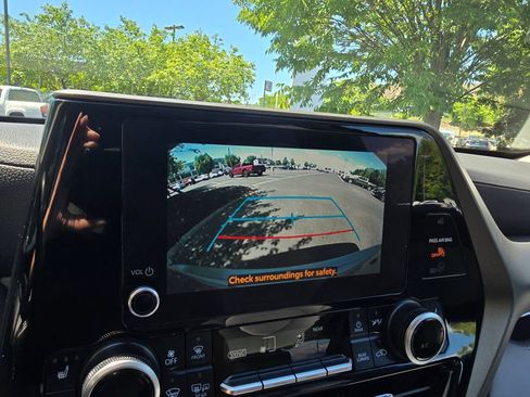 Used 2023 Toyota Highlander XLE AWD/4WD image 31