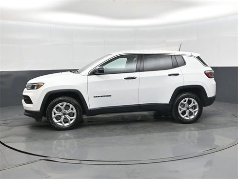 Used 2025 Jeep Compass Sport image 7
