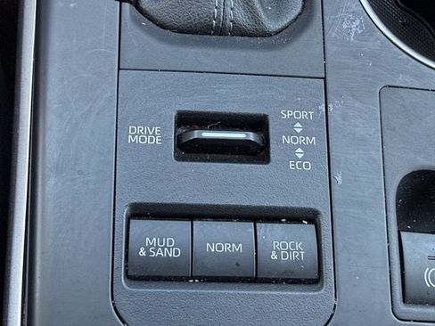 Used 2024 Toyota Highlander LE AWD/4WD image 18