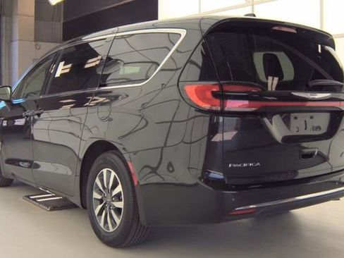 Used 2024 Chrysler Pacifica Select image 3