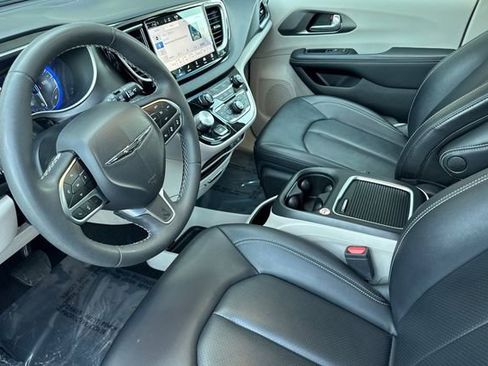 Used 2024 Chrysler Pacifica Touring-L image 10