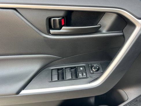 Used 2022 Toyota RAV4 LE AWD/4WD image 11