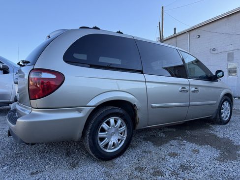 Used 2005 Chrysler Town & Country Touring image 5
