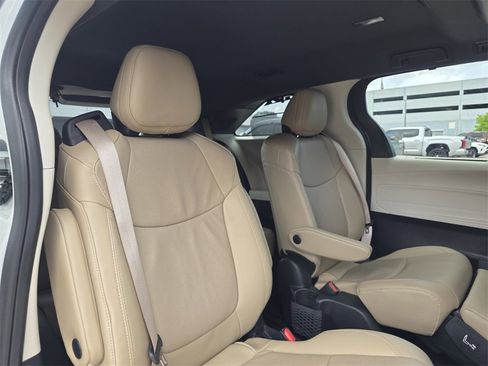 Certified 2024 Toyota Sienna Limited image 18