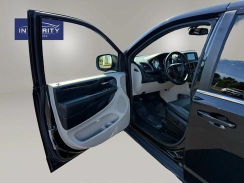 Used 2019 Dodge Grand Caravan SXT FWD image 9