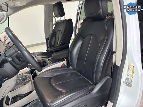 Used 2023 Chrysler Pacifica Touring-L image 12