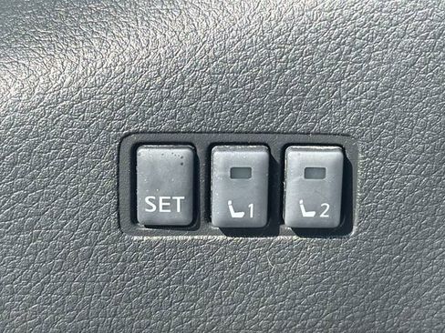 Used 2018 Nissan Rogue SV w/ Premium Package FWD image 14