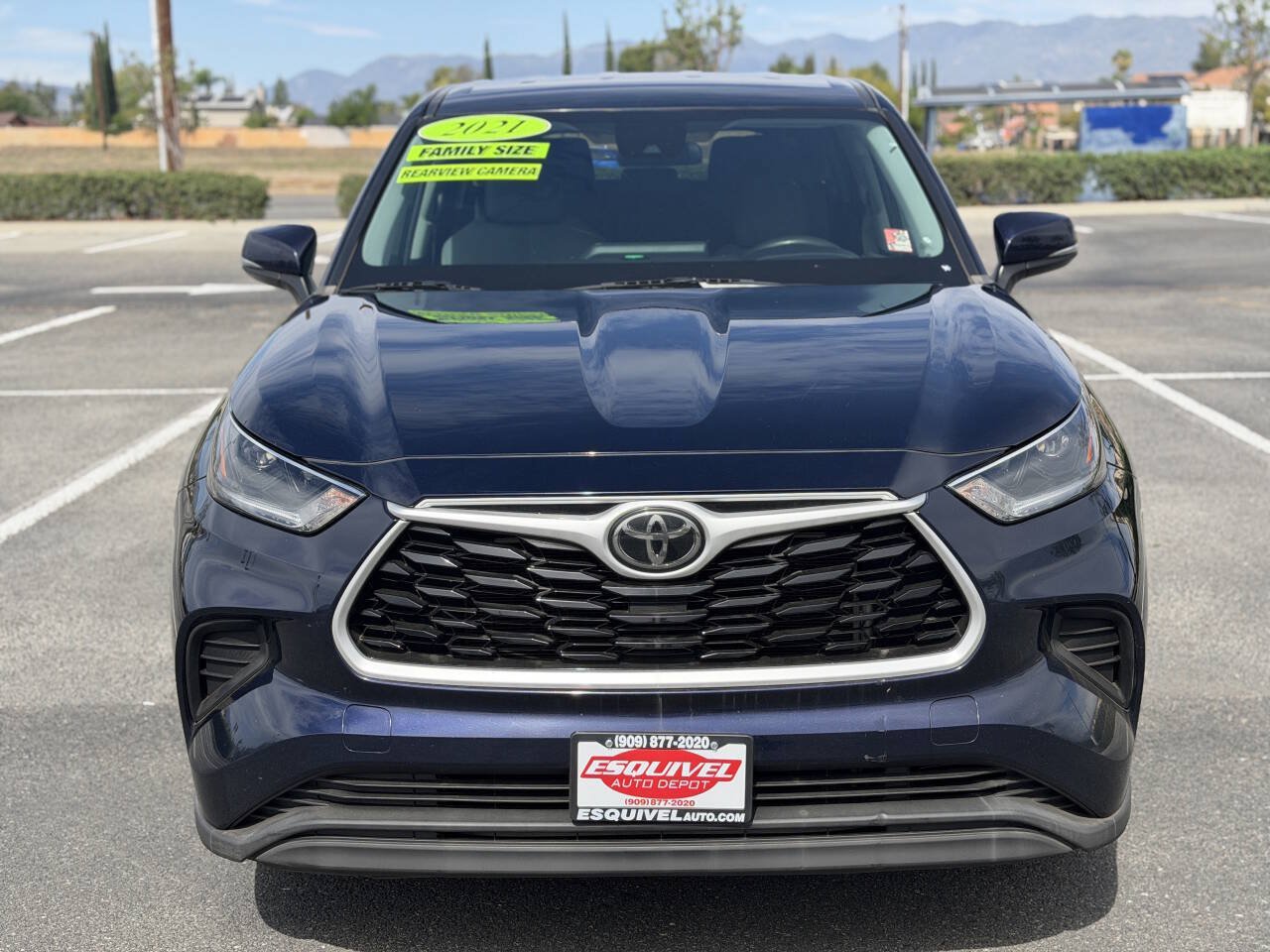Used 2021 Toyota Highlander L FWD image 2