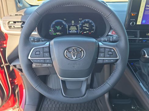 Used 2025 Toyota Sienna Platinum image 27