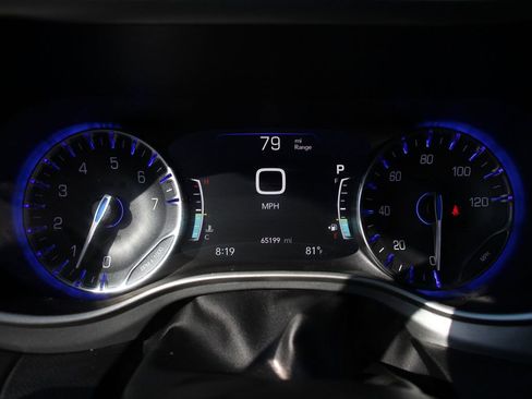 Used 2023 Chrysler Pacifica Touring-L w/ Uconnect Theater Family Group FWD image 34