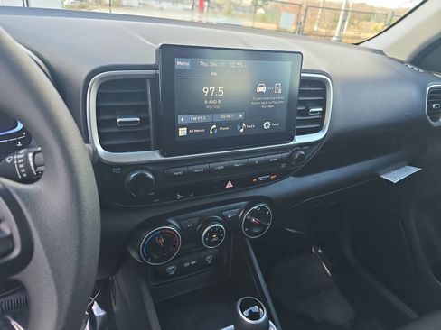 Used 2024 Hyundai Venue SE image 25