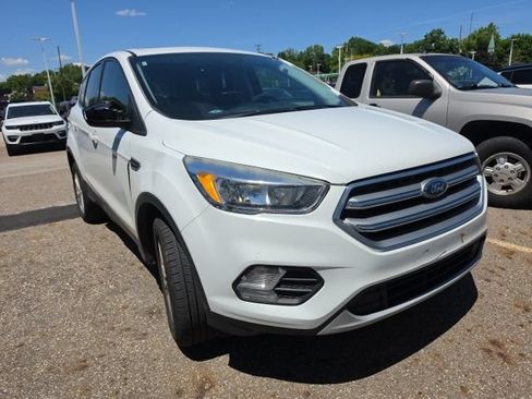 Used 2017 Ford Escape SE FWD image 2
