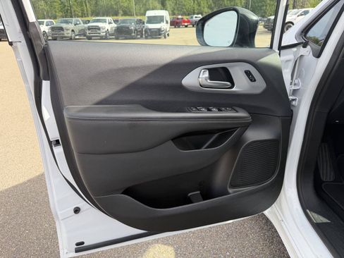 Used 2025 Chrysler Pacifica Limited FWD image 15