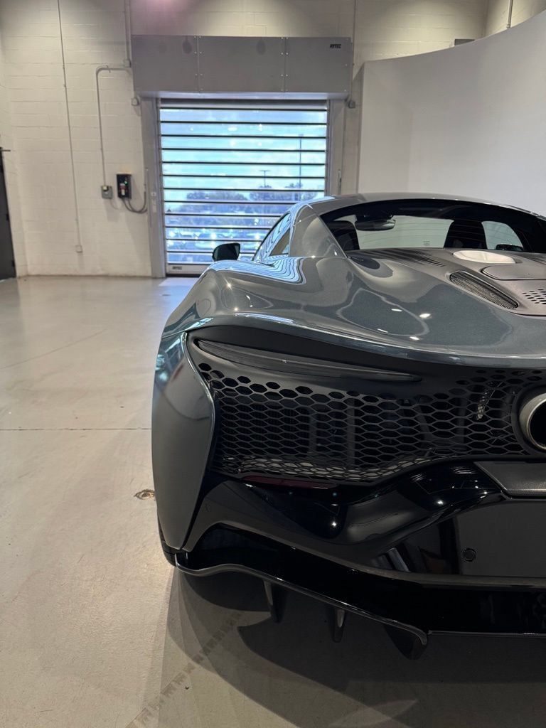 Used 2023 McLaren Artura RWD image 32
