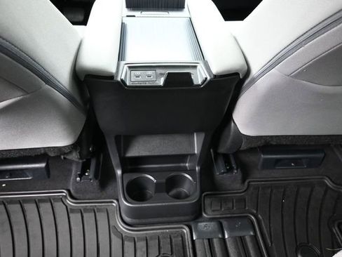 Used 2025 Toyota Sienna LE image 27