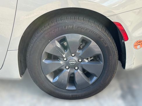 Used 2020 Chrysler Pacifica Touring-L w/ S Appearance Package image 6