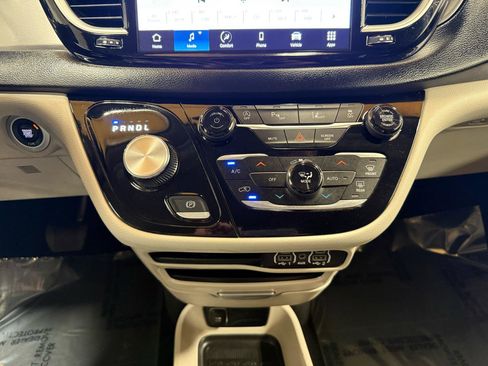 Used 2023 Chrysler Pacifica Touring-L FWD image 18