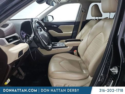 Used 2022 Toyota Highlander XLE AWD/4WD image 9