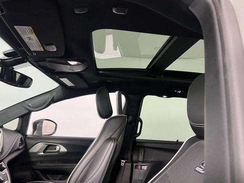 Used 2022 Chrysler Pacifica Limited w/ Uconnect Theater Family Group image 25