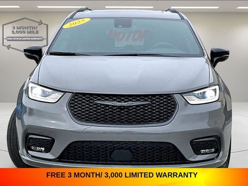 Used 2025 Chrysler Pacifica Limited FWD image 2