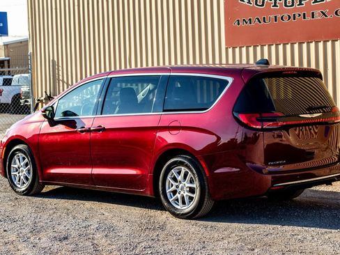 Used 2023 Chrysler Pacifica Touring-L image 6