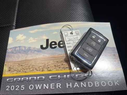 Used 2025 Jeep Grand Cherokee Summit w/ Obsidian Package AWD/4WD image 34