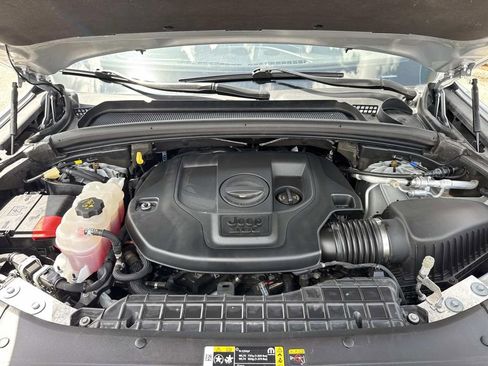 Used 2023 Jeep Grand Cherokee L Summit AWD/4WD image 3