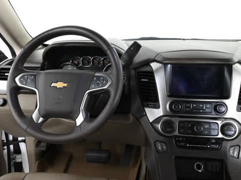 Used 2018 Chevrolet Suburban LT image 3